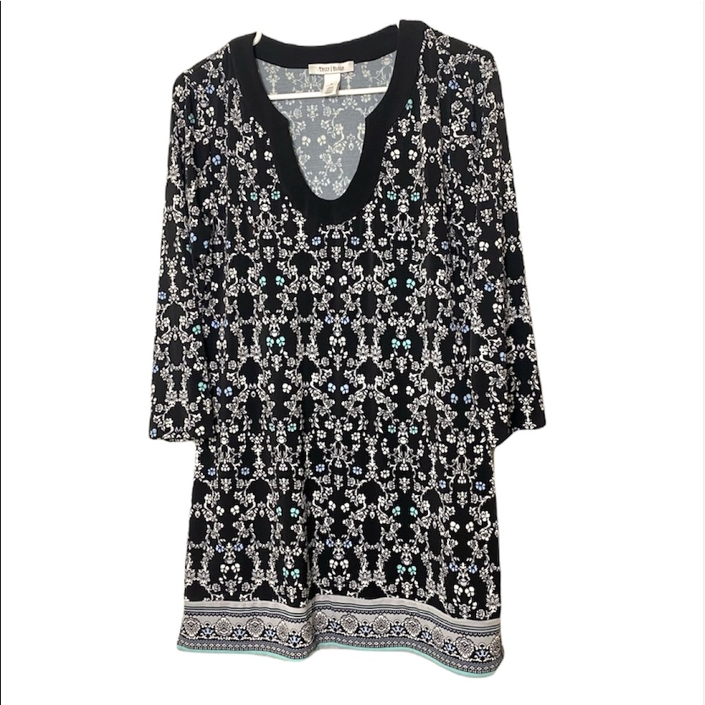 EUC - White House Black Market 
Black/White/Gray Floral Tunic Dress
Size M